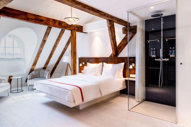 Ruby Mimi Hotel Zürich - Zimmer mit Gebäudetechnik in der offenen Dusche