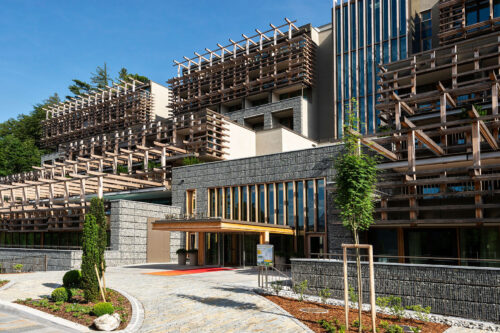 Bürgenstock Waldhotel - von Aussen mit Holzgerüst-Fassade und Elektroinstallationen