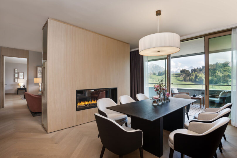 Bürgenstock Waldhotel - Suite mit Elektroinstallationen beim Esstisch und Balkon