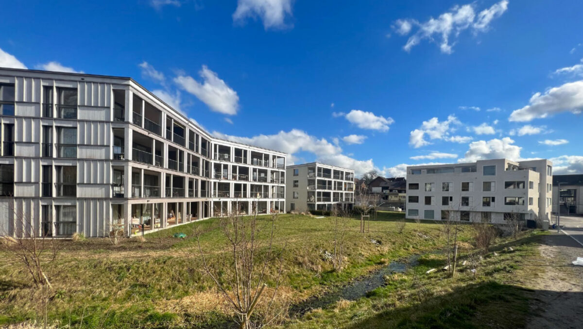 Zentrumsüberbauung Oberdorf - Gebäudekomplexe mit Wiese und Elektroinstallationen