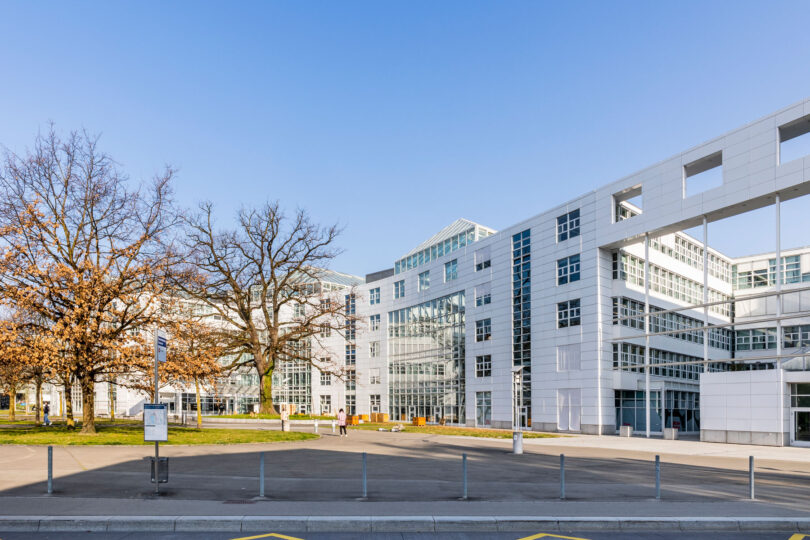 Gewerbezentrum Grafenau - Gebäude von Aussen mit Gebäudetechnik